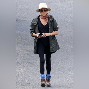 J.Crew Perfect Lightweight Jacket Petite Large
Moss ASO Megan Markle Sussex